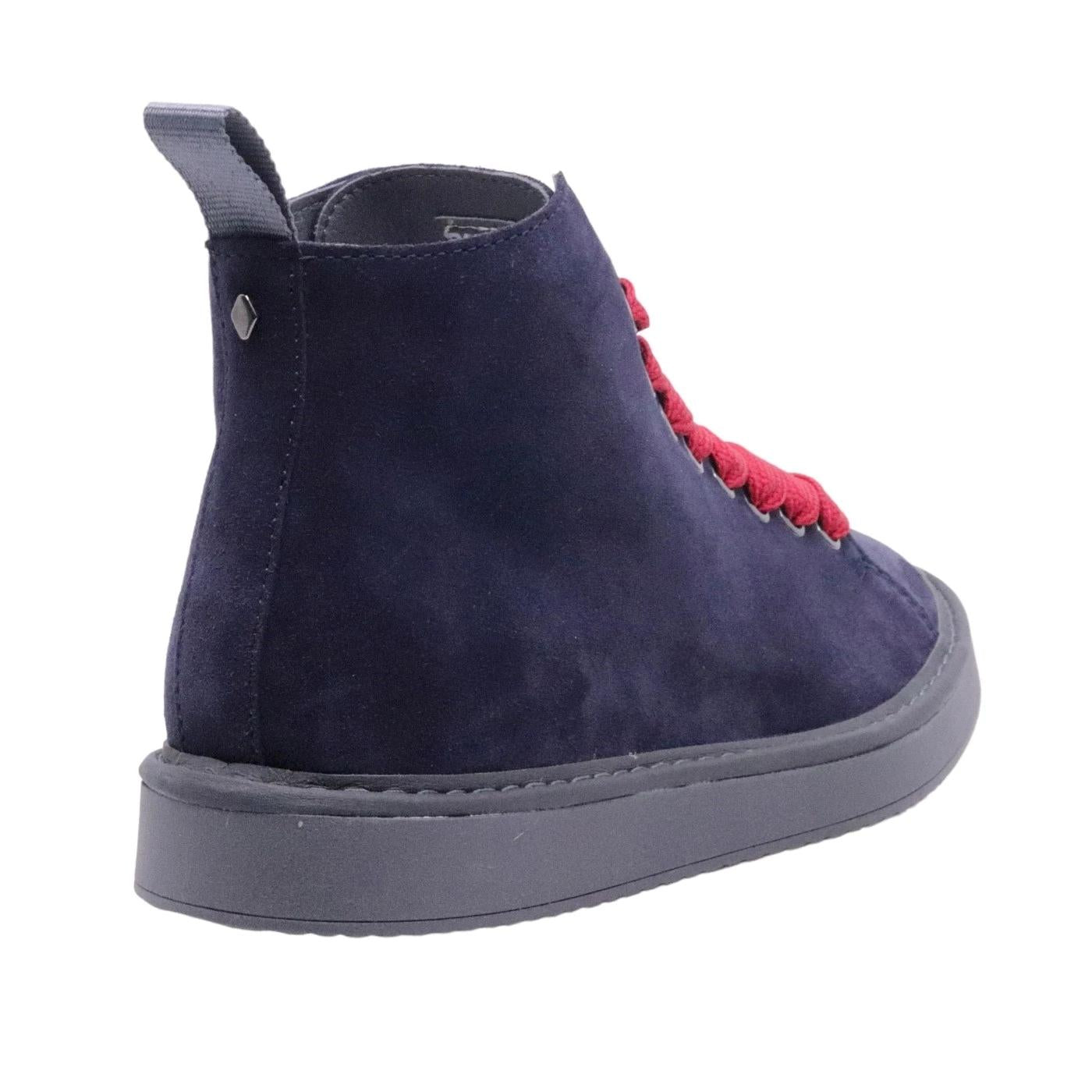 Polacchino uomo Panchic P01 in realizzata in pelle scamosciata blu con lacci rossi 