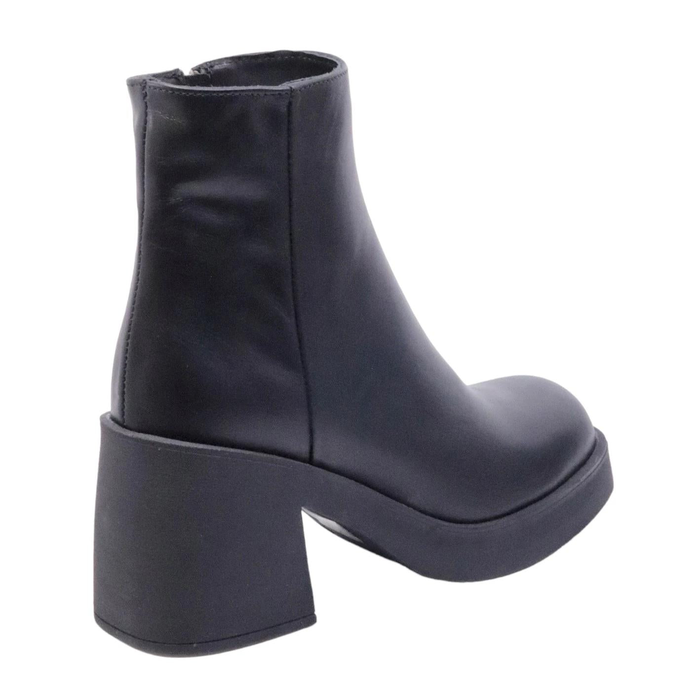 Stivaletto Ranyé Giove da donna realizzato in pelle di colore nero 
