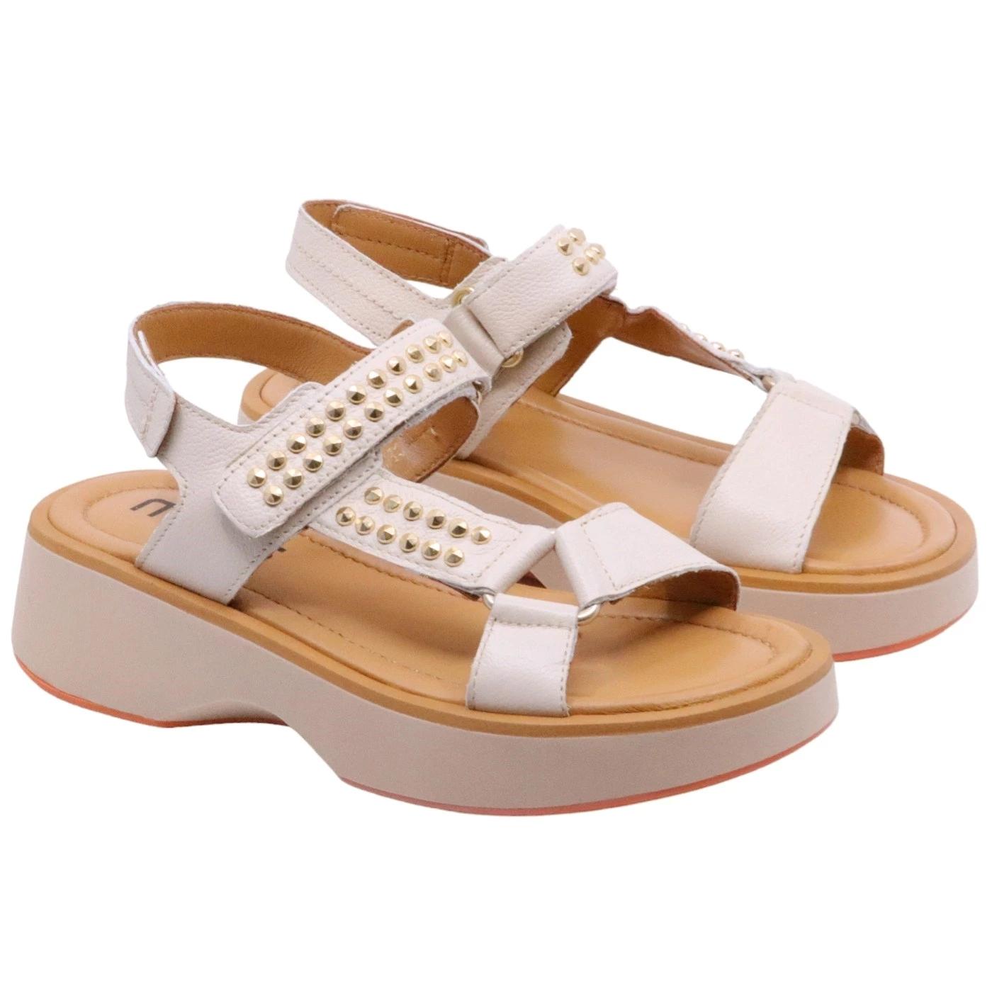 Sandalo zeppa Mjus T99004 in pelle latte con brochie oro 