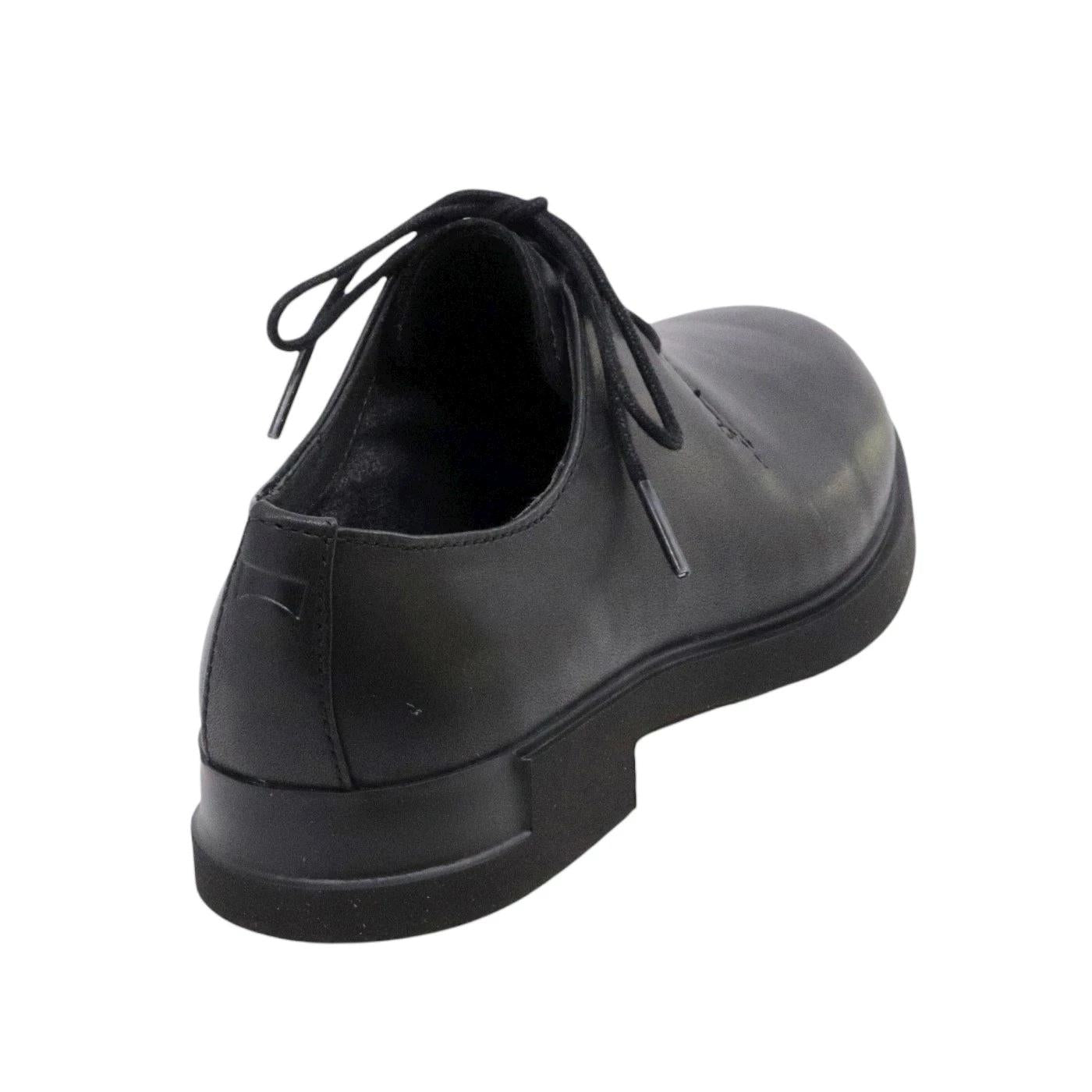 Scarpa allacciata Camper da donna in pelle di colore nero 