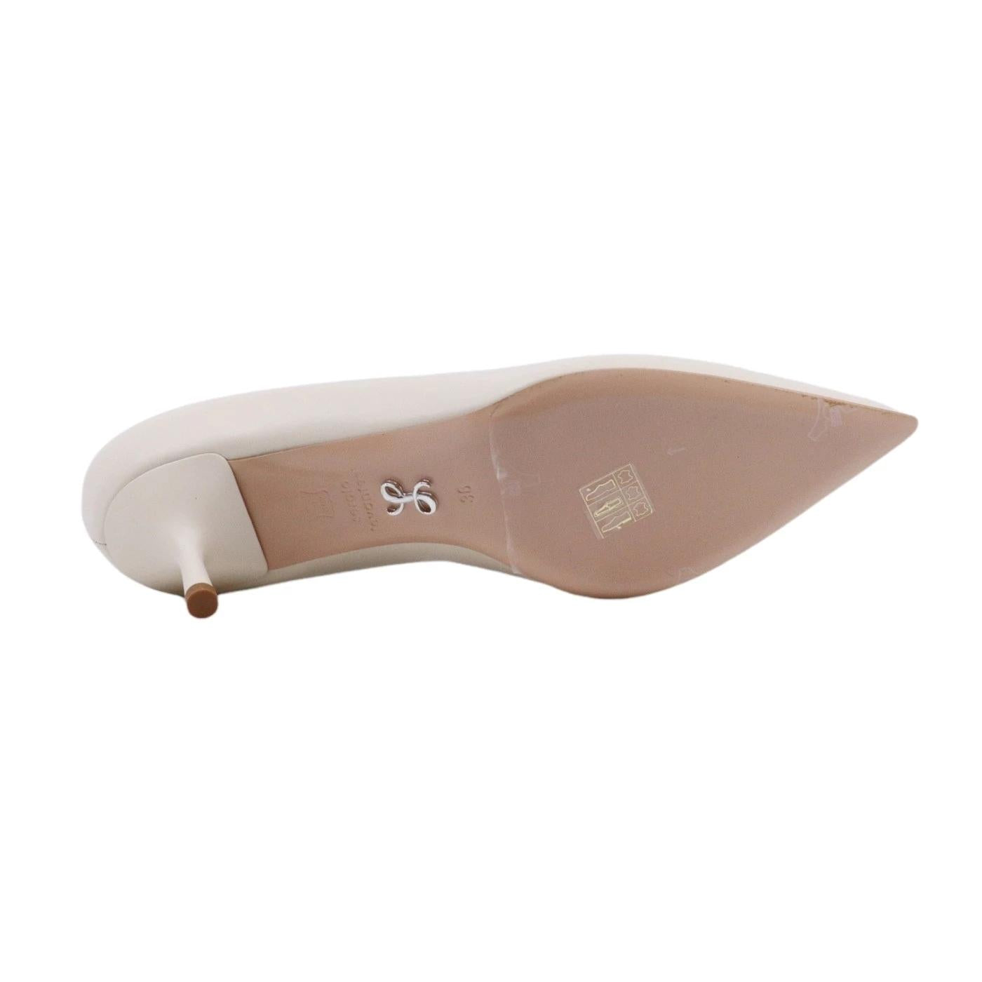 Sergio Levantesi décolleté da donna realizzata in pelle opaca di colore crema 