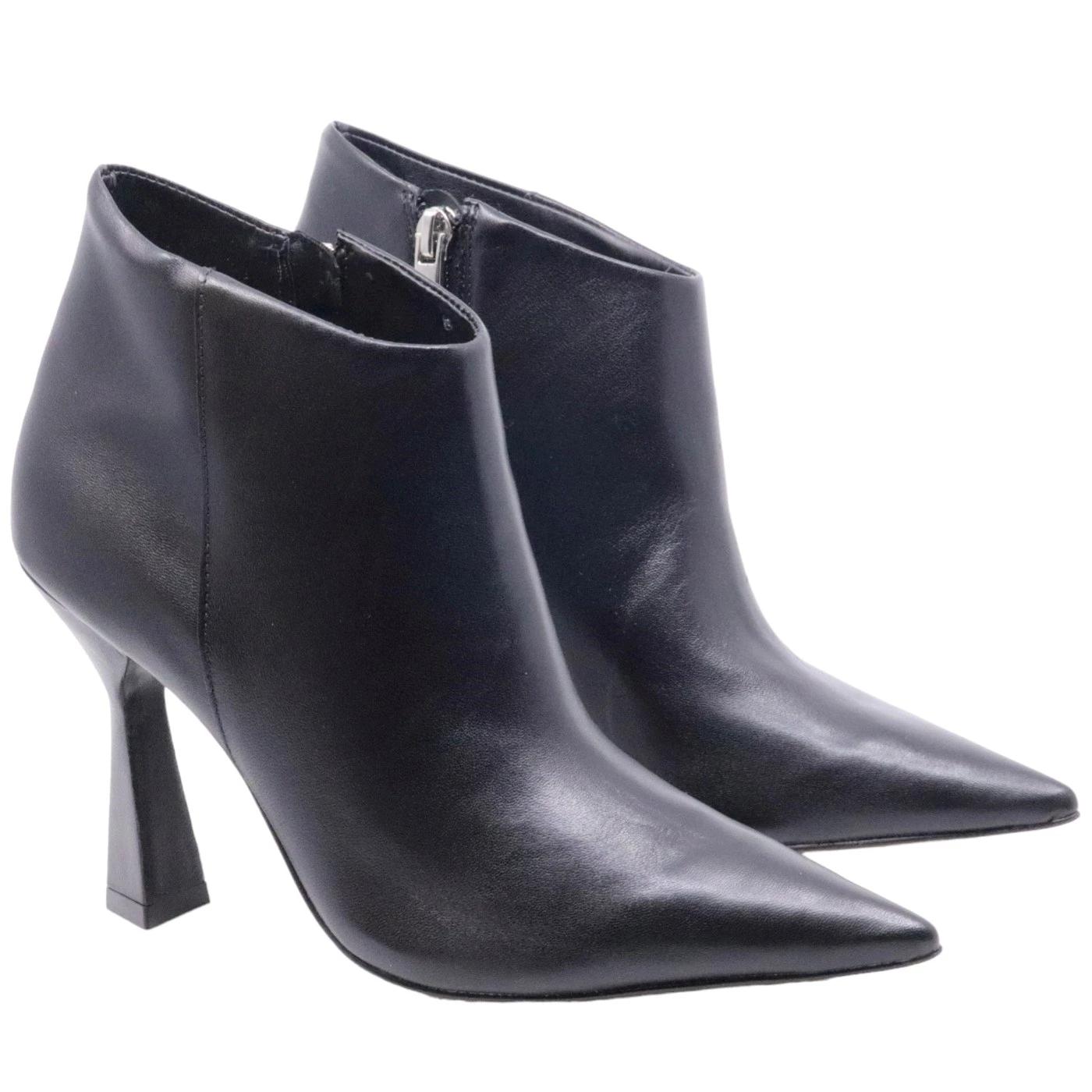 Tronchetto donna Carrano in elegante pelle di colore nero 