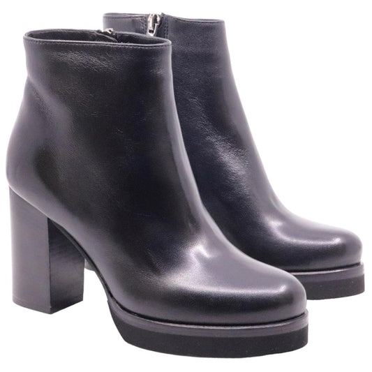 Stivaletto a tronchetto BR105 The Seller da donna realizzato in pelle di colore nero 