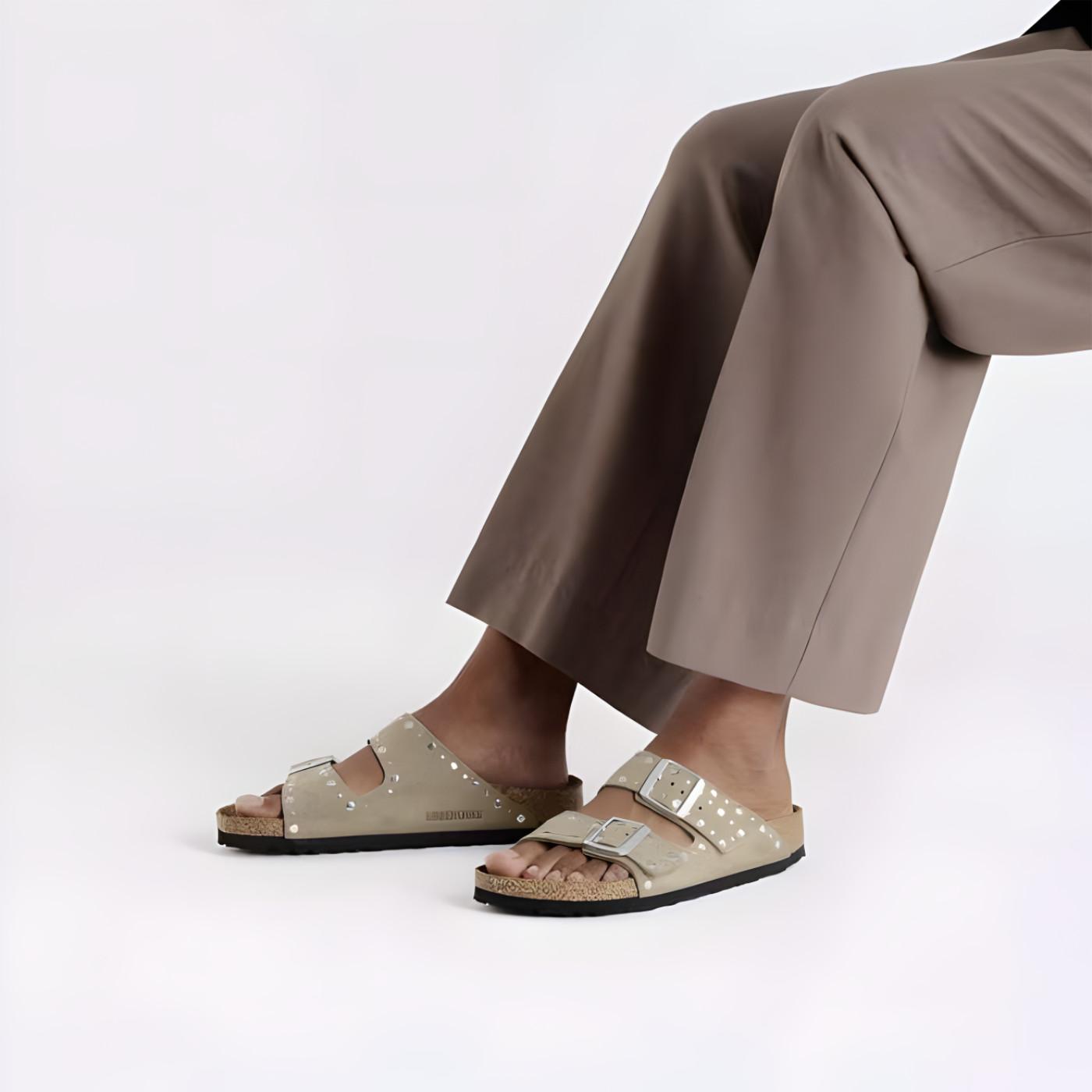 Birkenstock Arizona Rivet sandalo donna in camoscio taupe con doppia fibbia e borchie 