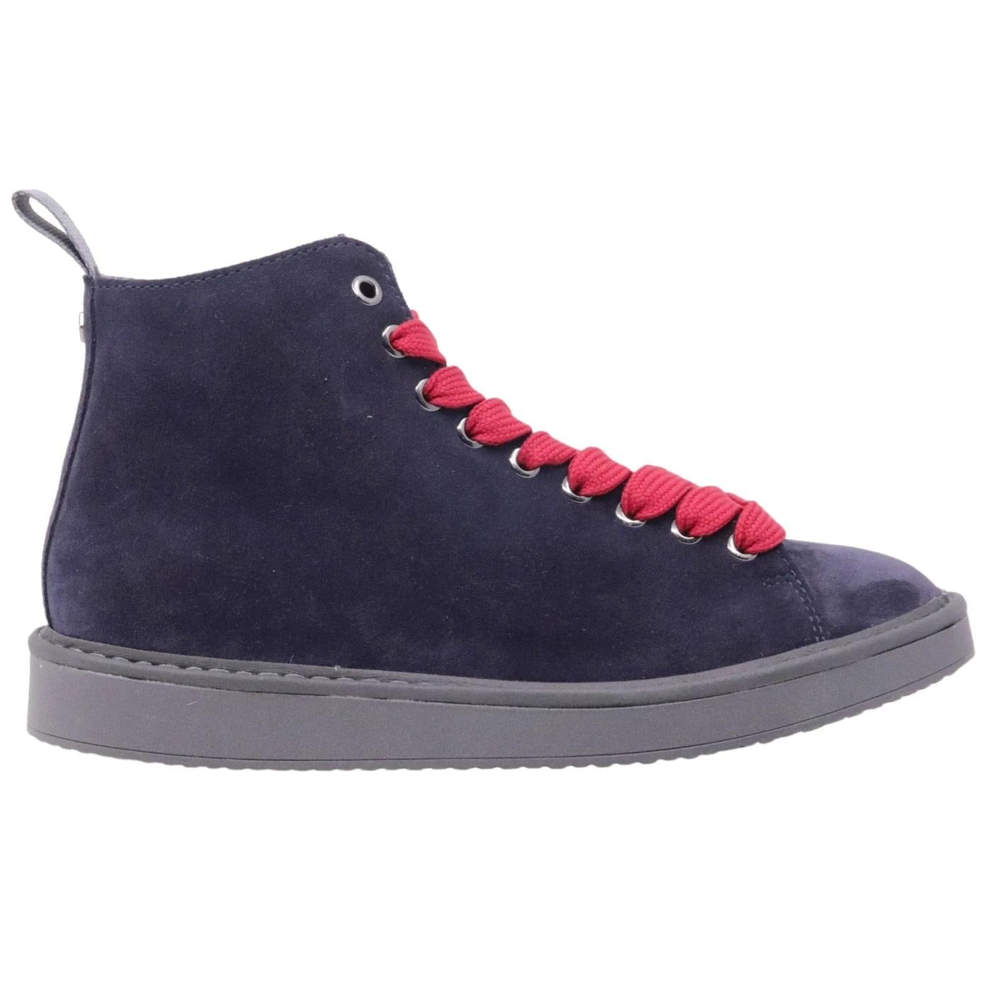 Polacchino uomo Panchic P01 in realizzata in pelle scamosciata blu con lacci rossi 