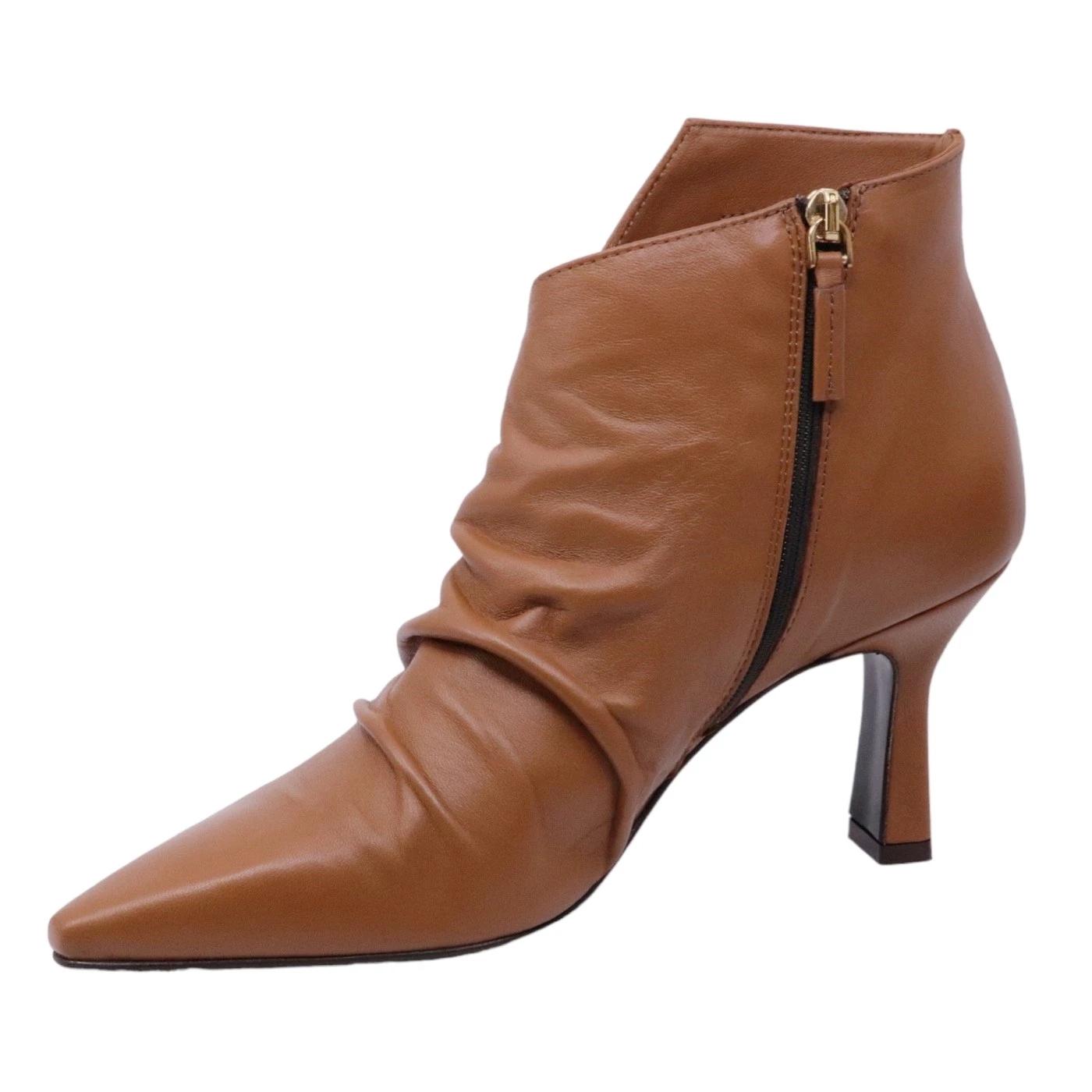 Stivaletto a tronchetto The Seller EN716 da donna realizzato in pelle nappata di colore cuoio 