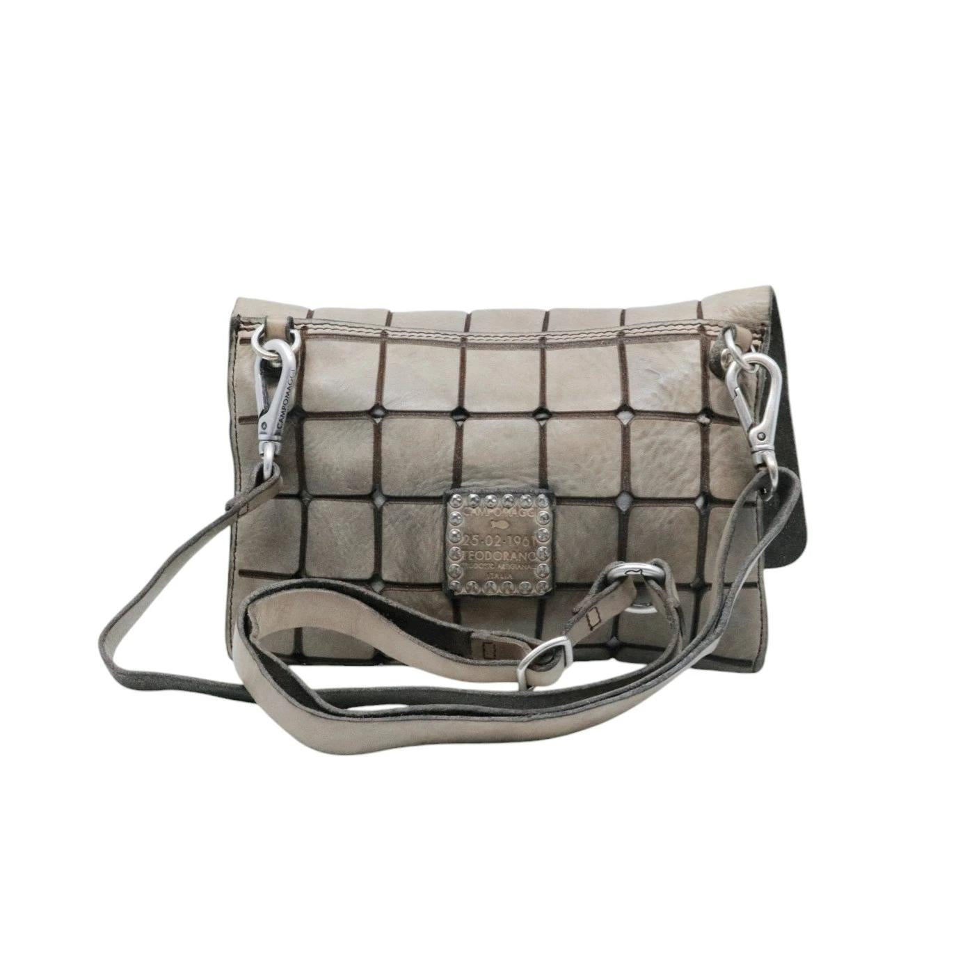 Borsa tracolla Campomaggi Acacia C04064 in pelle ghiaccio tinta in capo con decorazione traforata 