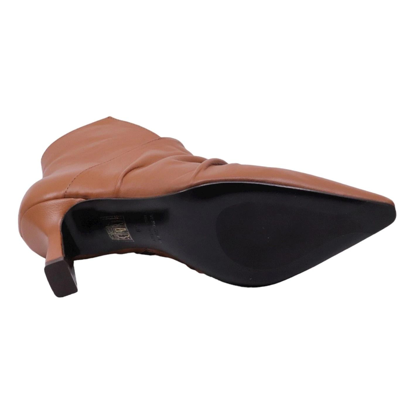 Stivaletto a tronchetto The Seller EN716 da donna realizzato in pelle nappata di colore cuoio 