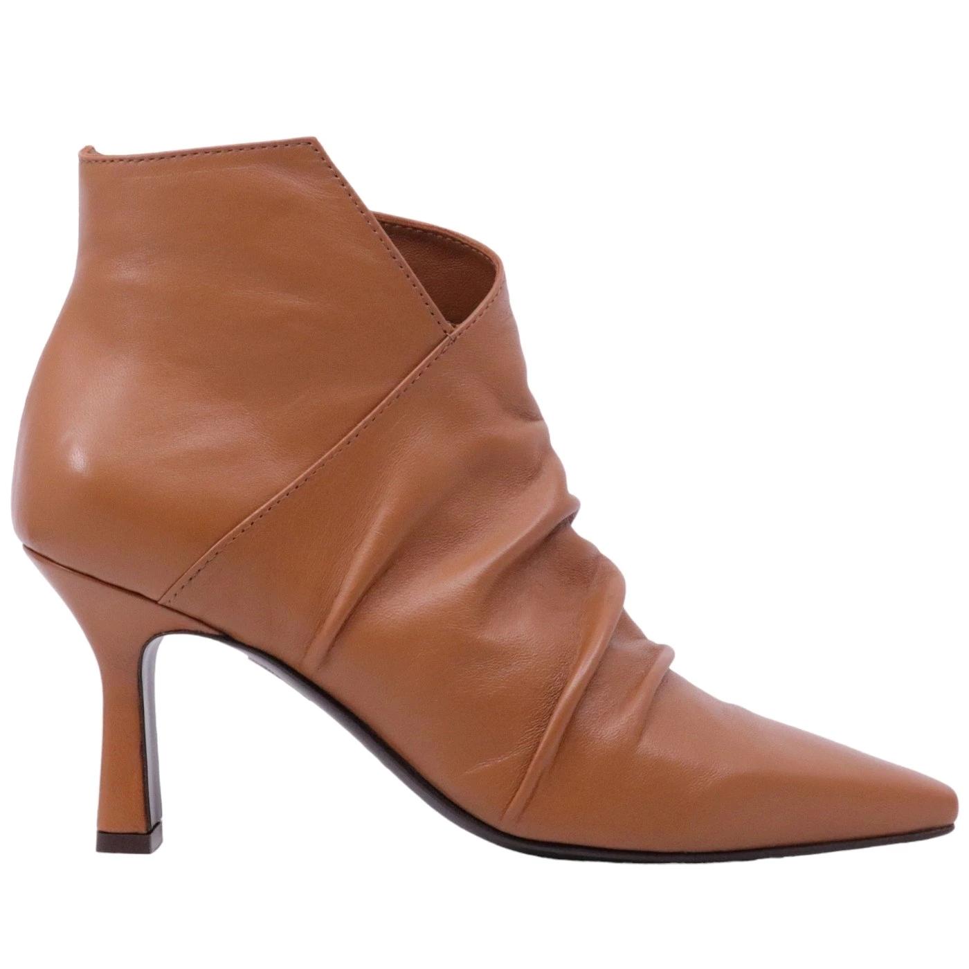 Stivaletto a tronchetto The Seller EN716 da donna realizzato in pelle nappata di colore cuoio 