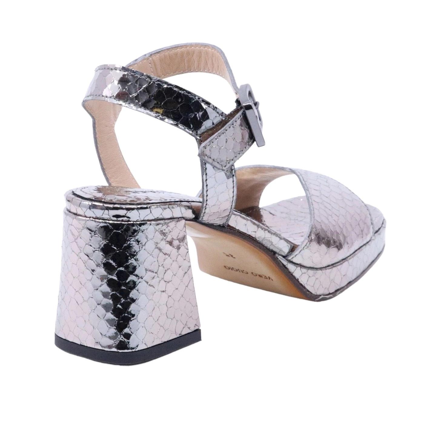 Sandalo Triver Flight da donna realizzato in morbida pelle specchiata 