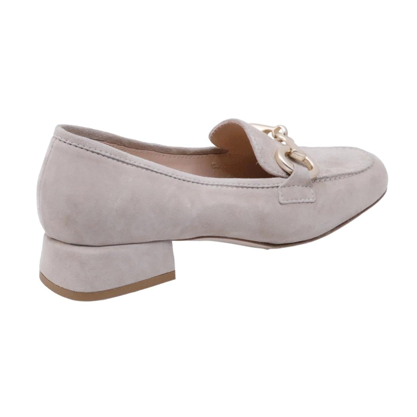Mocassino donna Le Briella in elegante pelle scamosciata di colore beige e morsetto 
