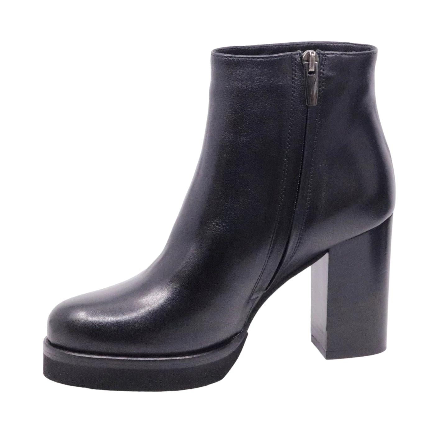 Stivaletto a tronchetto The Seller da donna realizzato in pelle di colore nero 