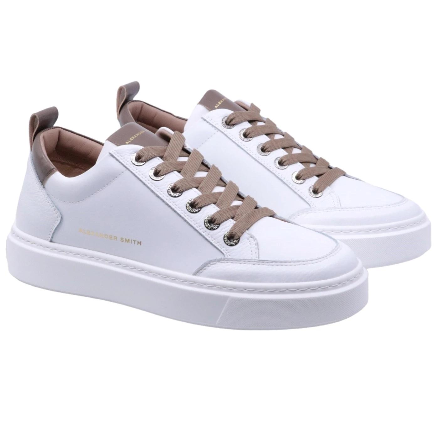 Sneaker uomo Alexander Smith Bond in pelle bianca e dettagli in marrone. 
