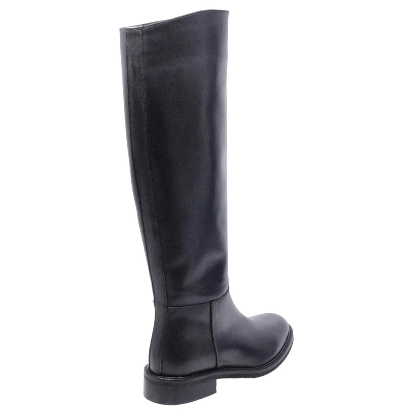 Stivale da donna The Seller GD491 realizzato in pelle di colore nero 