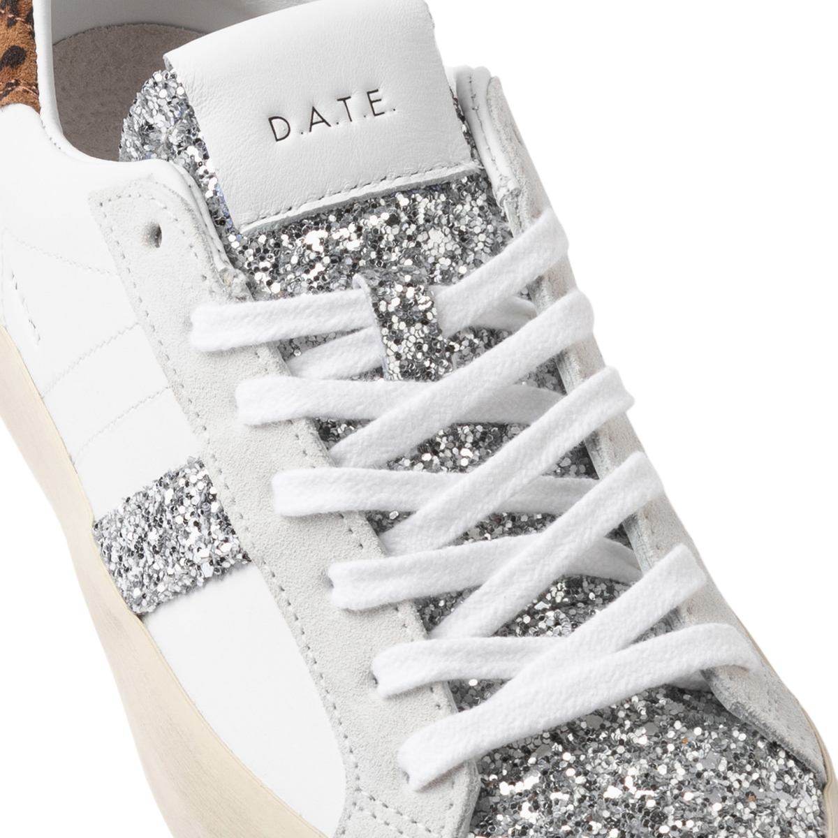 DATE Hill Low Shiny White Leopard HL SH WD sneaker donna in pelle bianca con dettaglio talloncino in leopardo 