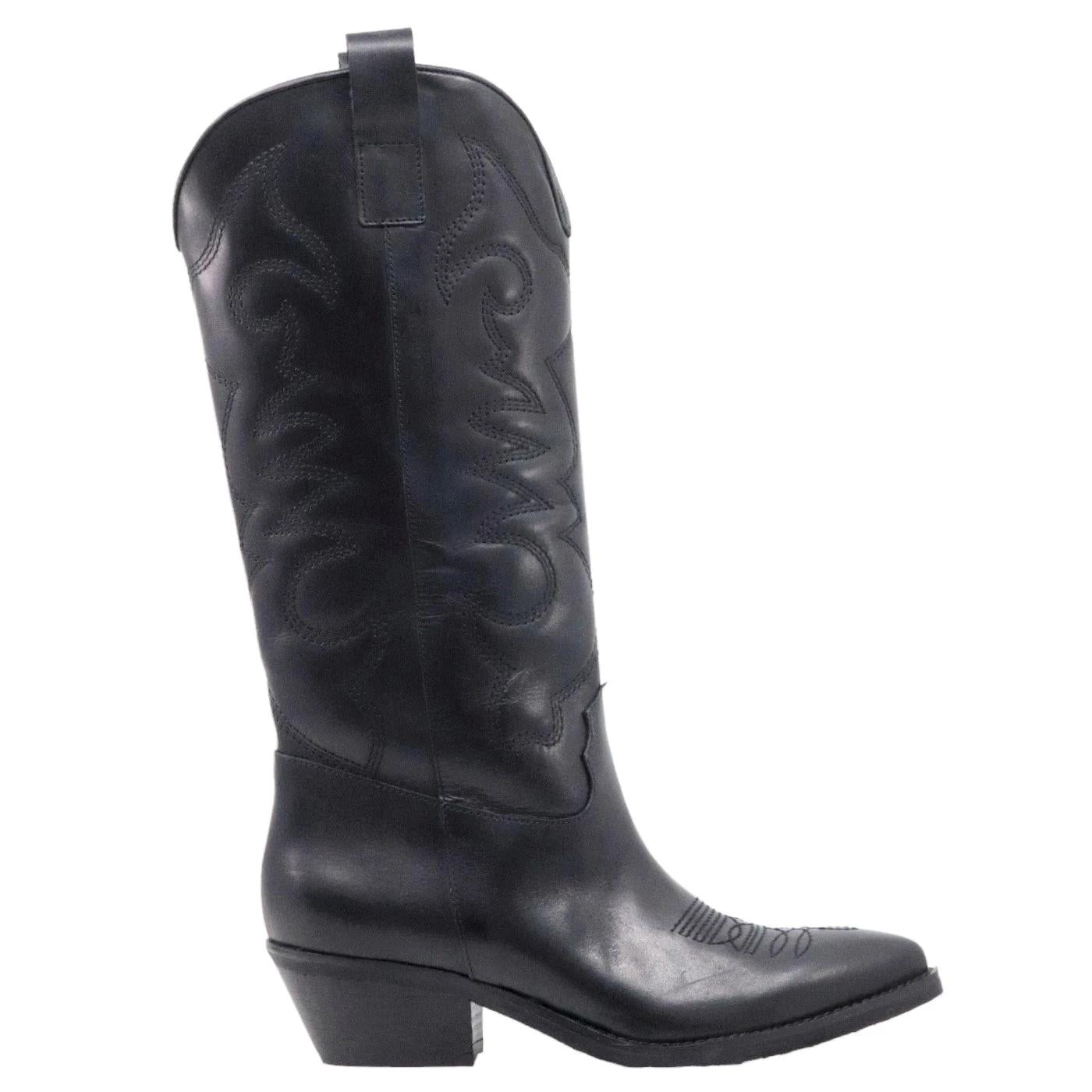 Texano donna Ranyé Jennifer realizzato in pelle nappa di colore nero con ricami. 