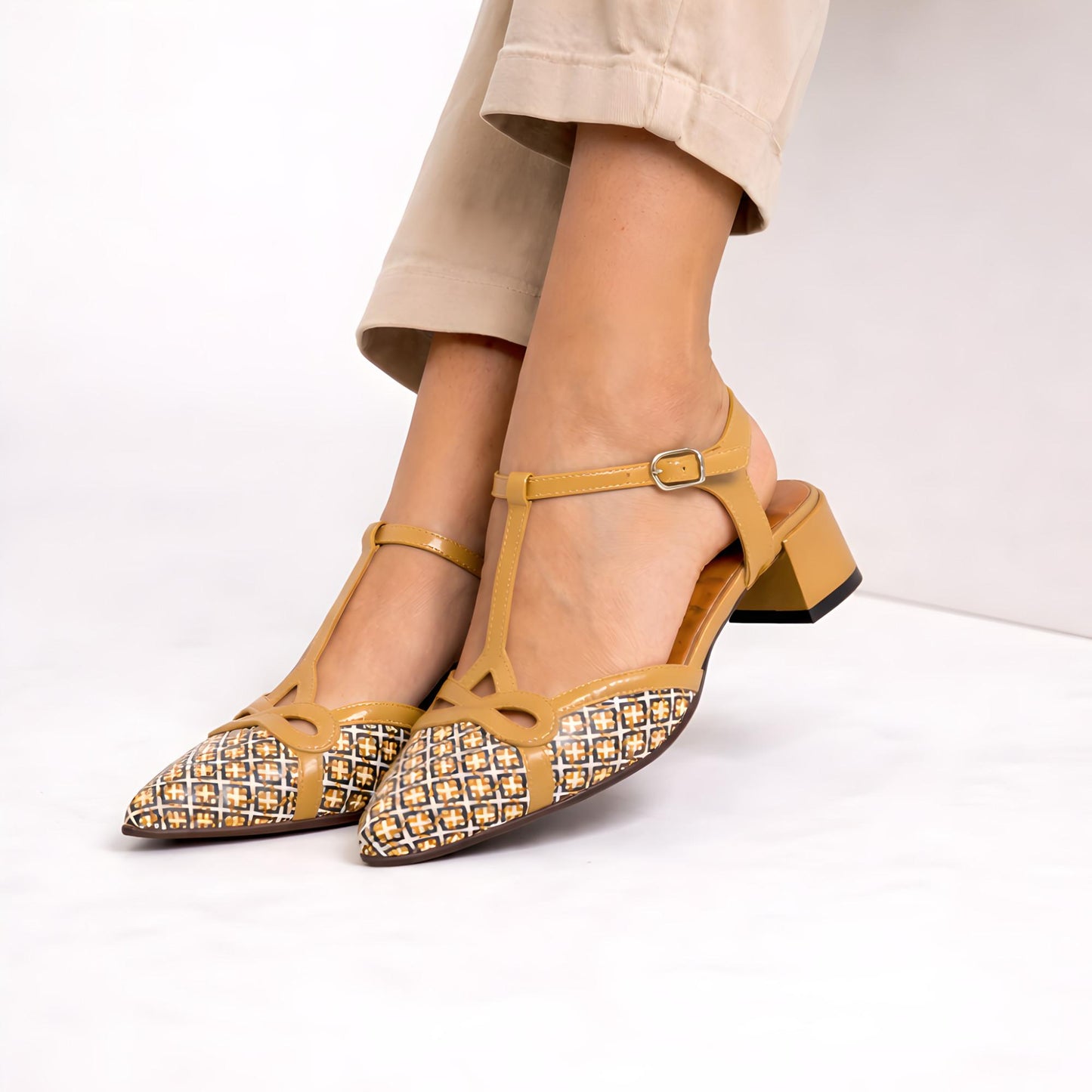 Chie Mihara Hener slingback donna in pelle ocra con stampa geometrica 