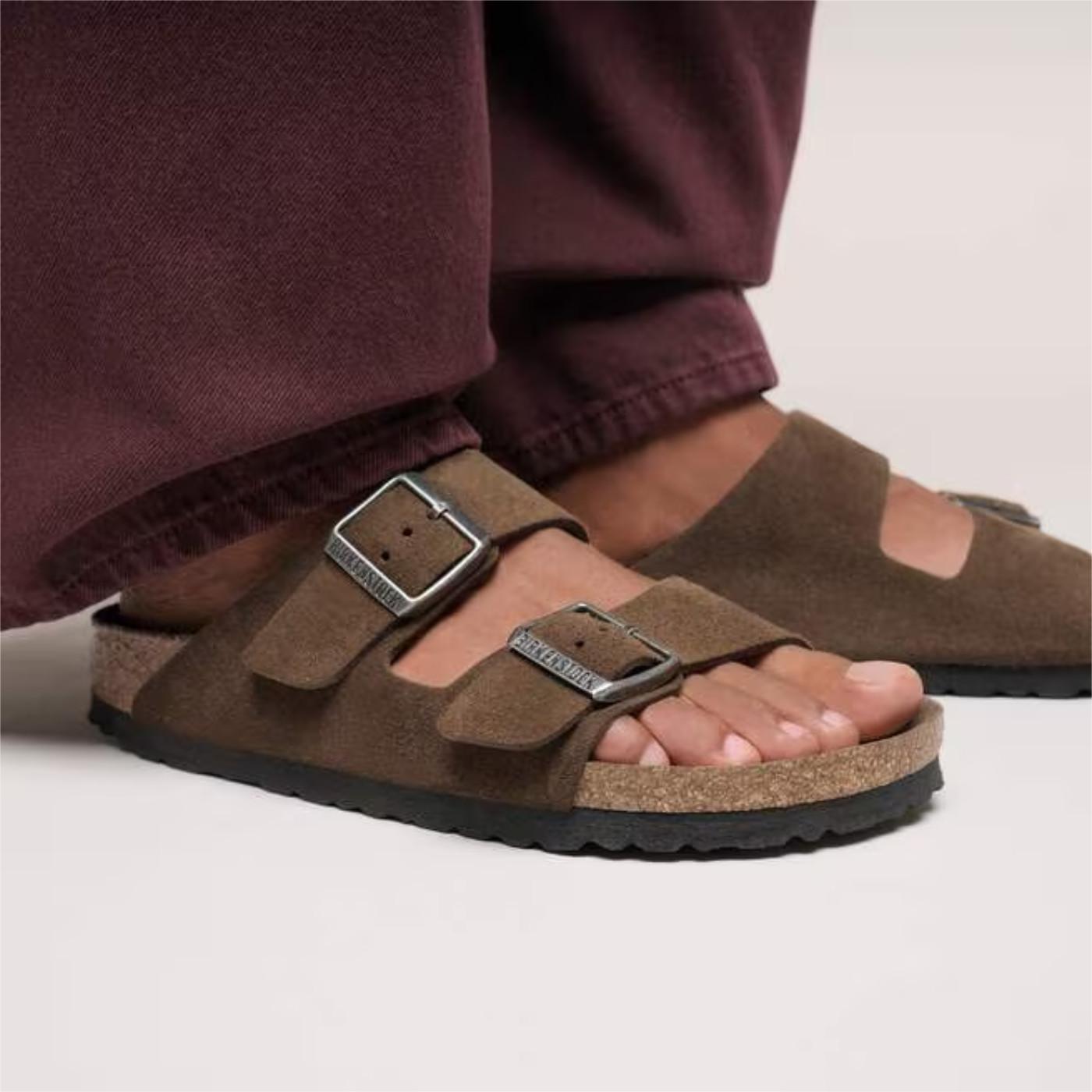 Birkenstock Arizona Soft Footbed Suede Leather Dark Tea Tonal sandalo unisex in camoscio testa di moro narrow fit 