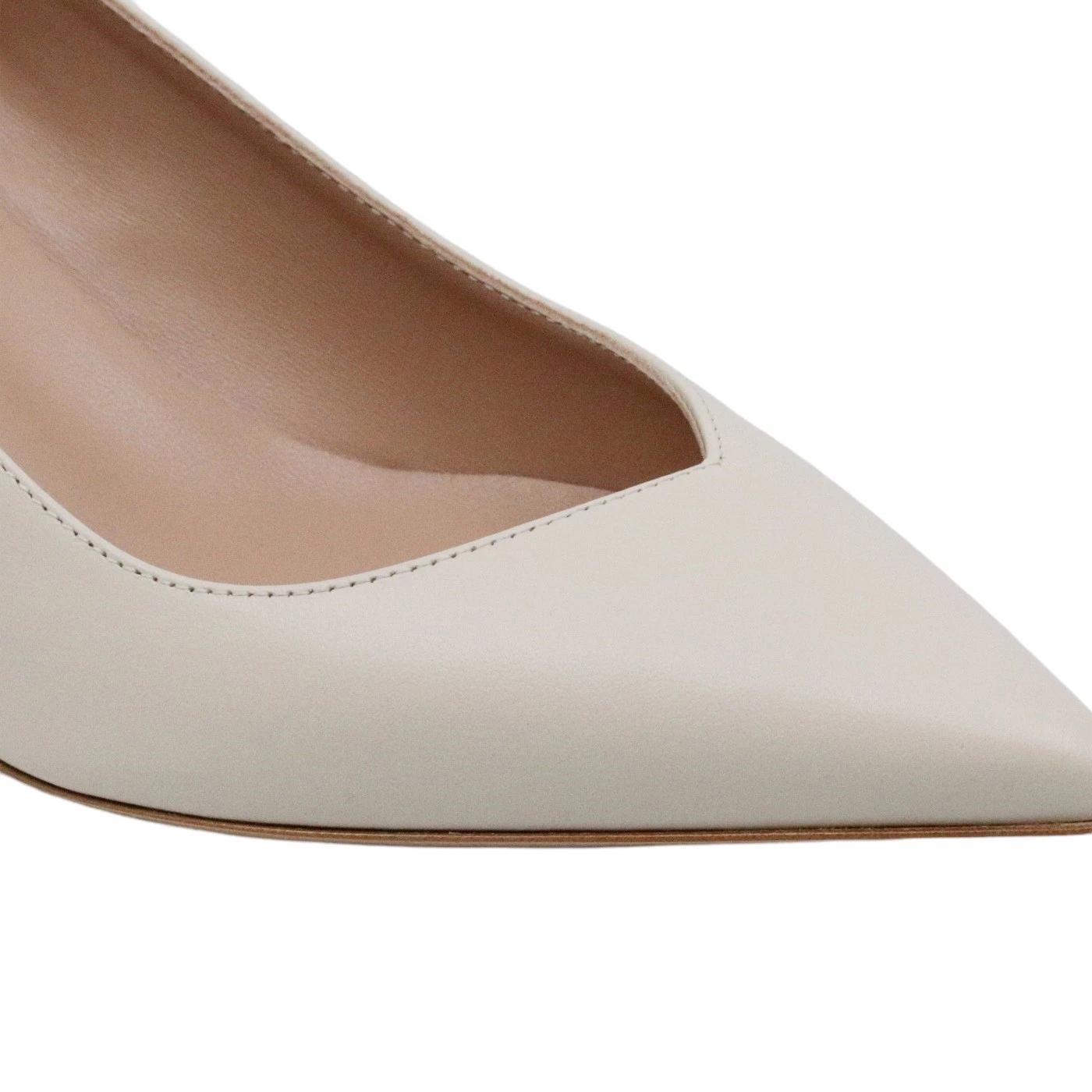 Sergio Levantesi décolleté da donna realizzata in pelle opaca di colore crema 