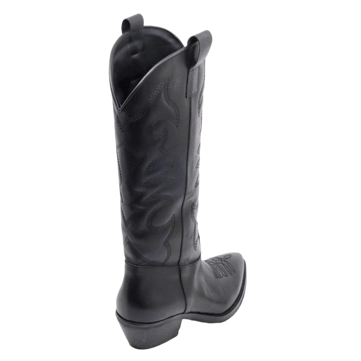 Texano donna Ranyé Jennifer realizzato in pelle nappa di colore nero con ricami. 