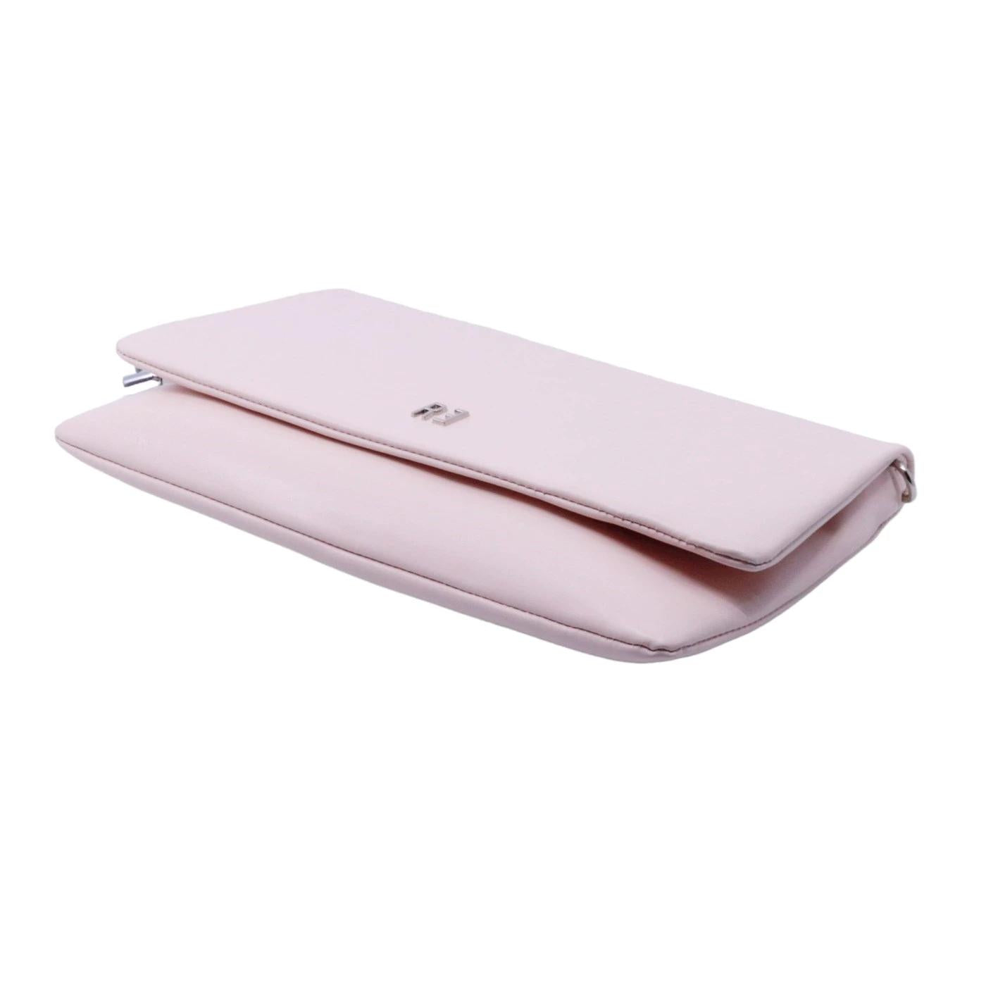 Pochette Rebelle Elisabetta realizzata in morbida pelle di colore cipria 