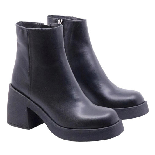 Stivaletto Ranyé Giove da donna realizzato in pelle di colore nero 