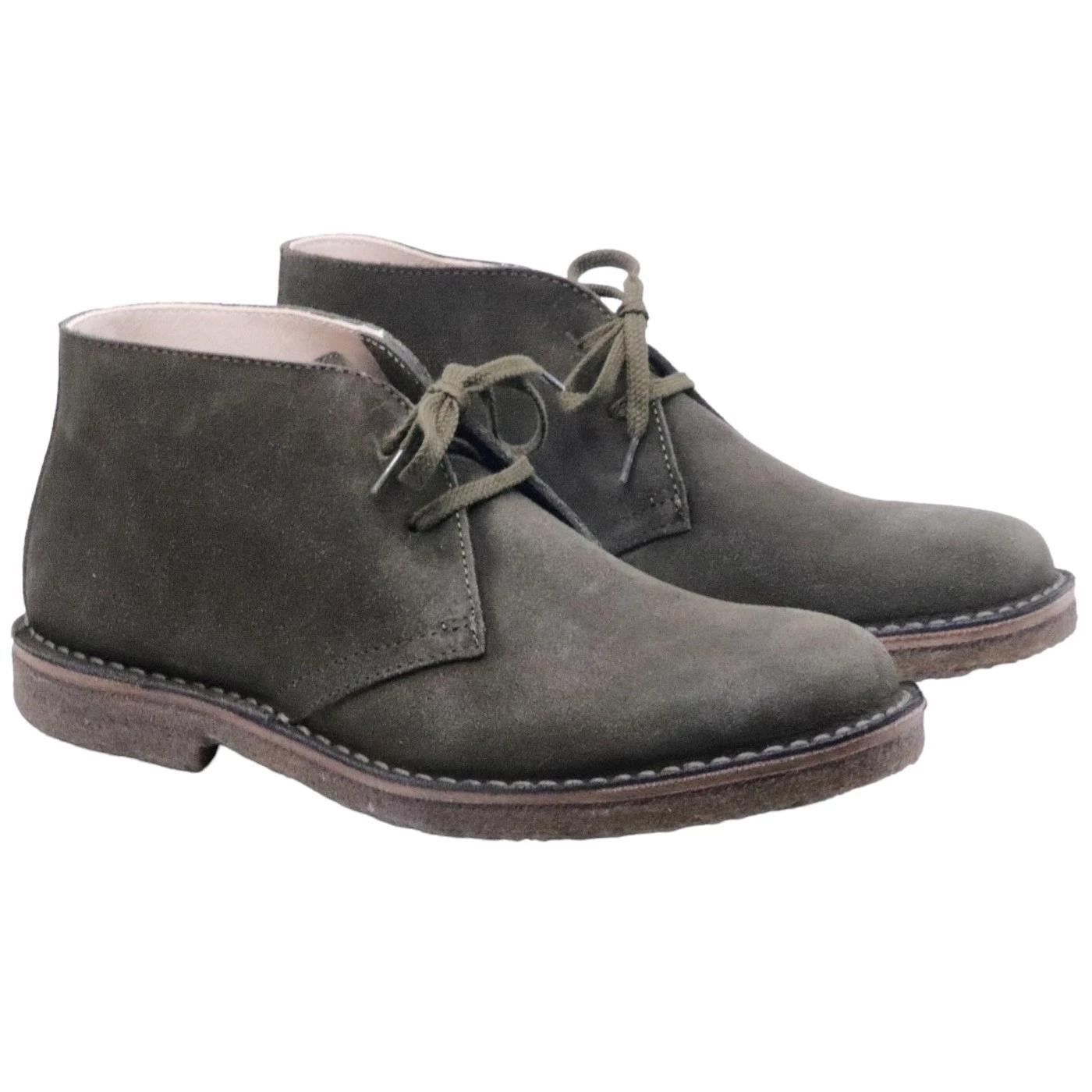 Stivaletto a polacchino Astorflex realizzato in pella scamosciata di colore verde scuro 