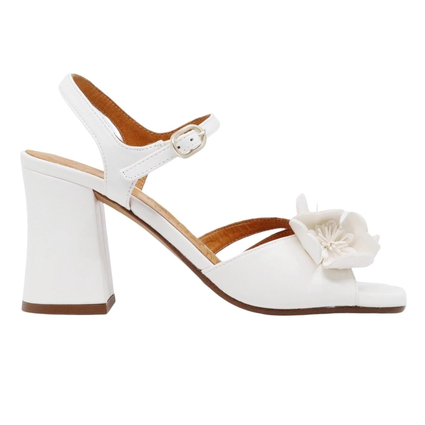 Sandalo donna Chie Mihara in pelle di colore bianco con fiore 