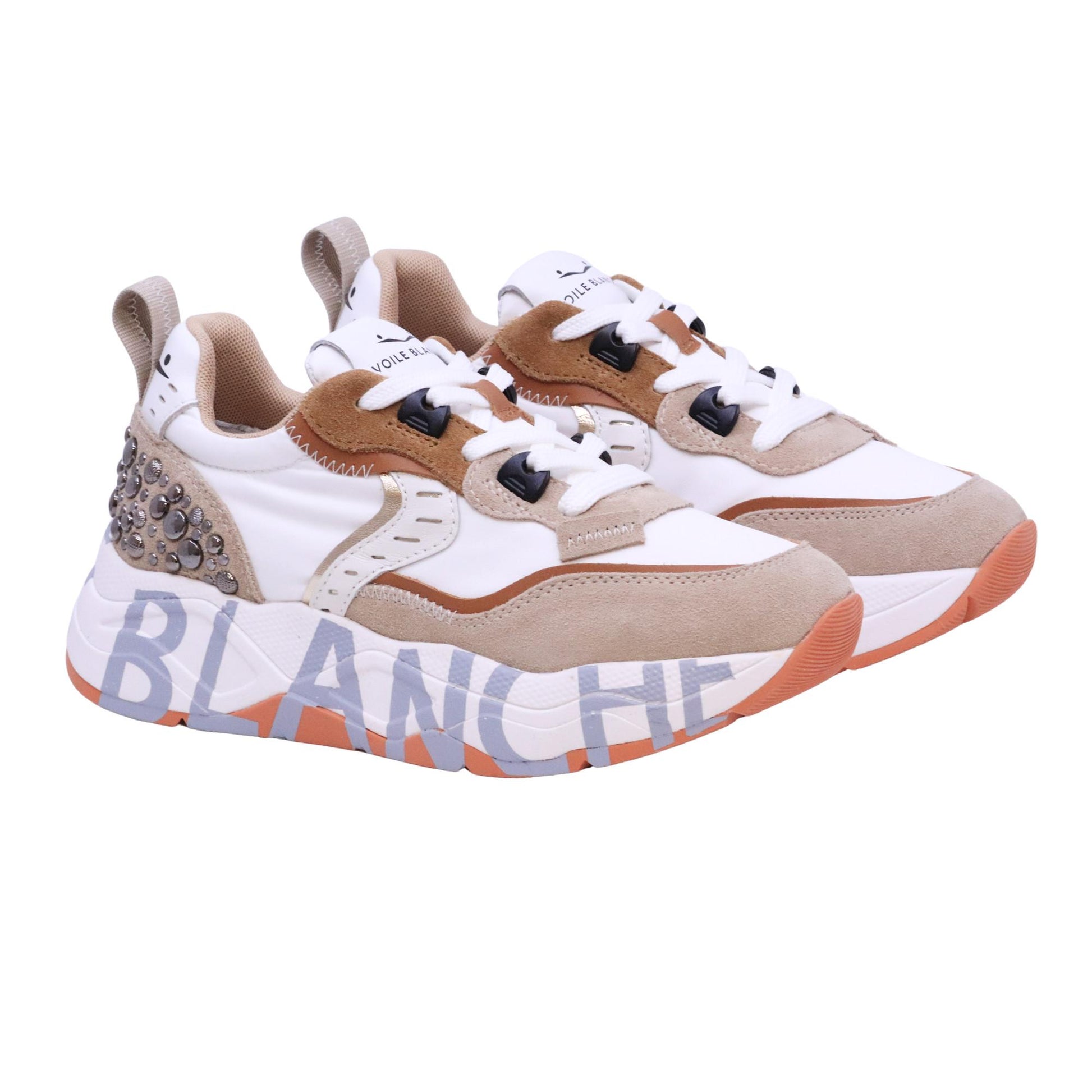 Voile Blanche CLUB105 sneaker donna in suede light beige e bianco con studs 