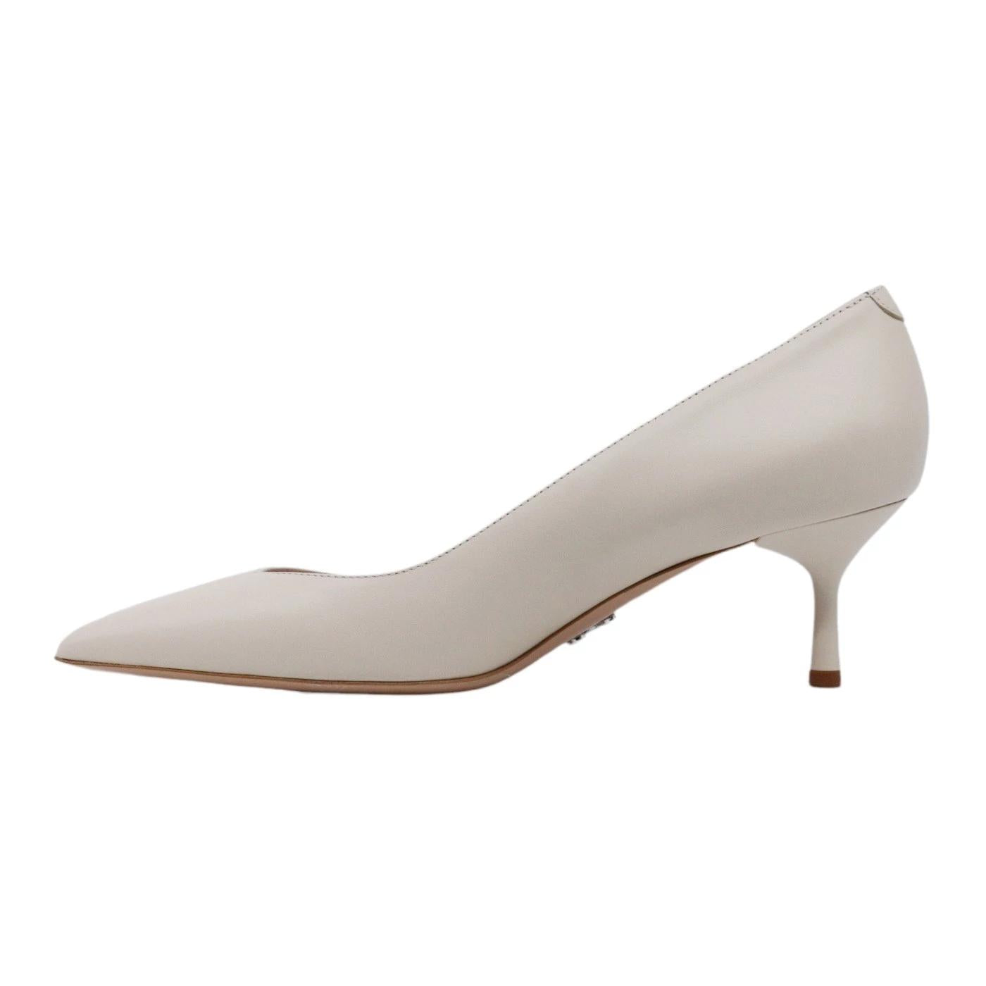 Sergio Levantesi décolleté da donna realizzata in pelle opaca di colore crema 