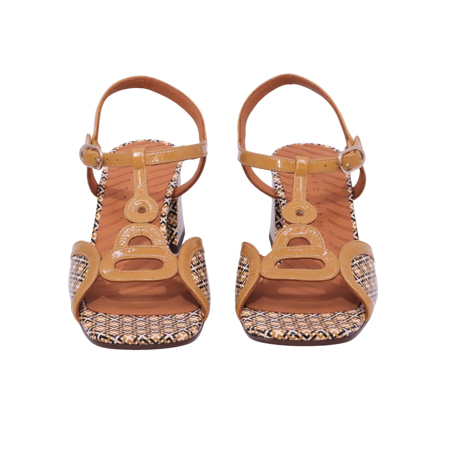 Chie Mihara Letouche sandalo donna in pelle ocra con tacco geometrico 