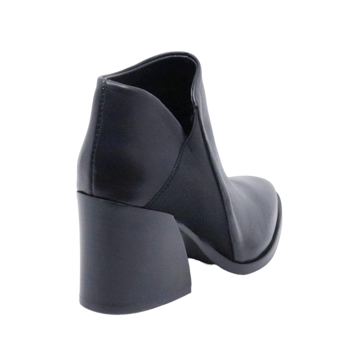 Stivaletto da donna Curiositè realizzato in pelle nappata nera 