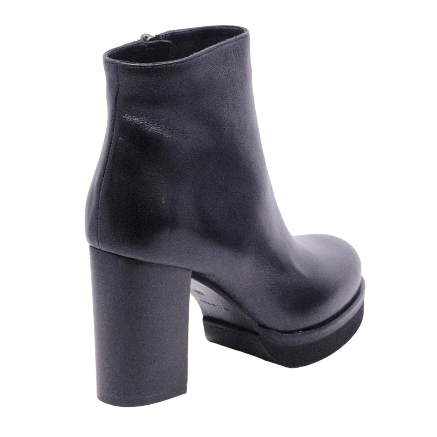 Stivaletto a tronchetto BR105 The Seller da donna realizzato in pelle di colore nero 