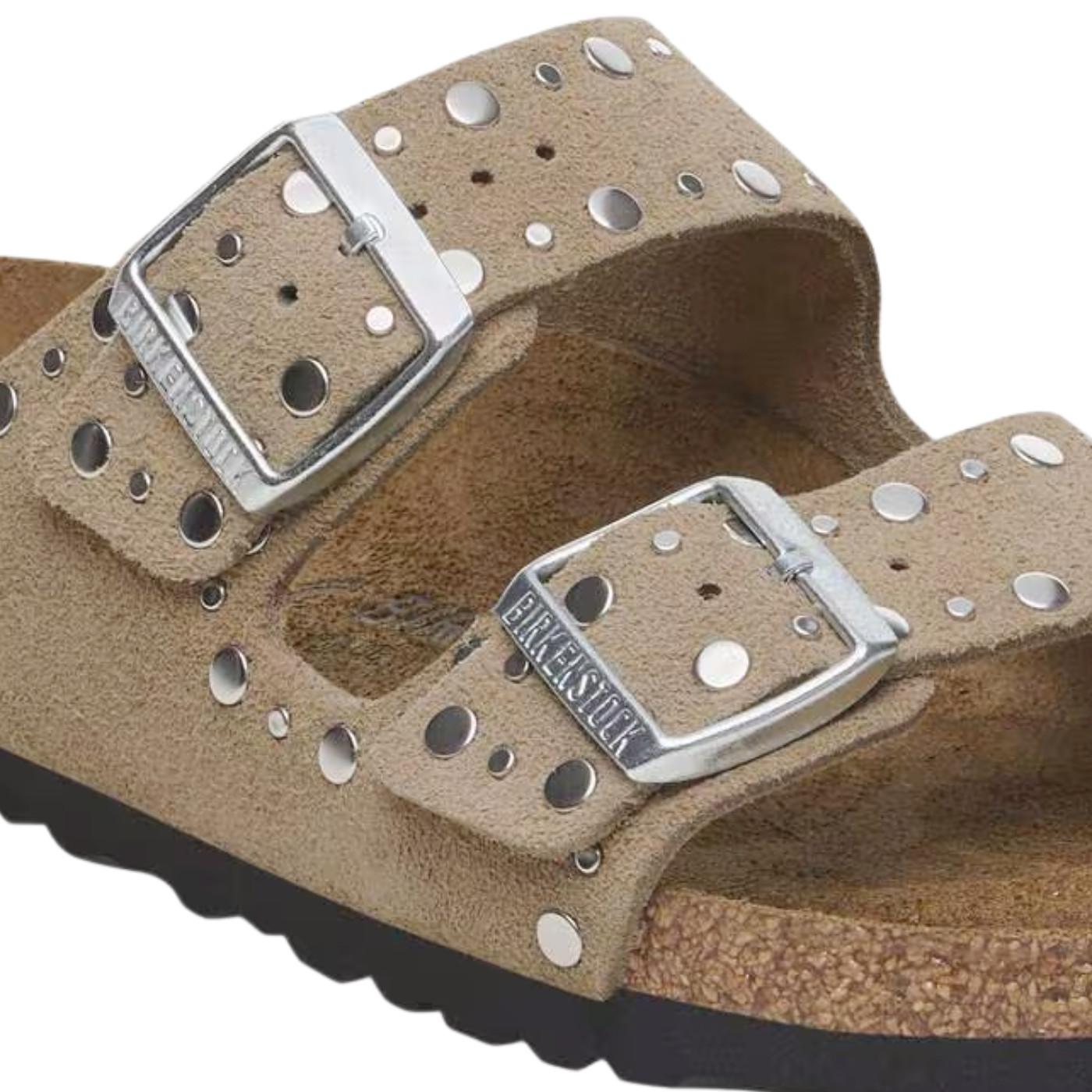 Birkenstock Arizona Rivet sandalo donna in camoscio taupe con doppia fibbia e borchie 