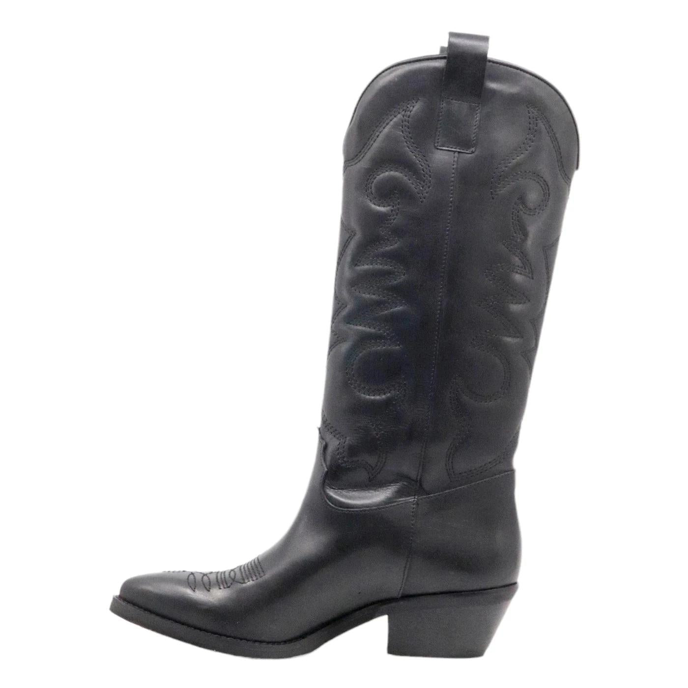 Texano donna Ranyé Jennifer realizzato in pelle nappa di colore nero con ricami. 